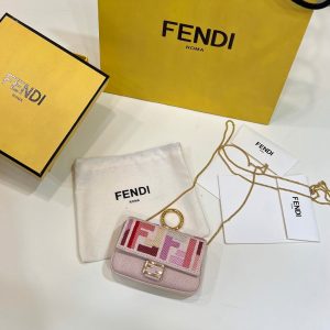 Balakirevo 芬迪Fendi Nano Baguette迷妳包粉限定繫列