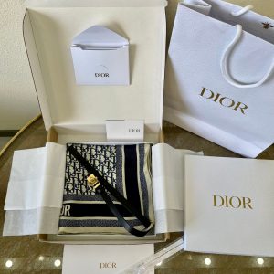 dior包上的絲巾有什麽用 DIOR『字母抹胸絲巾』高端品質