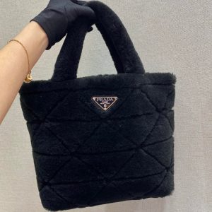 普拉達水桶包出過幾個尺寸PRADA毛絨絨水桶包