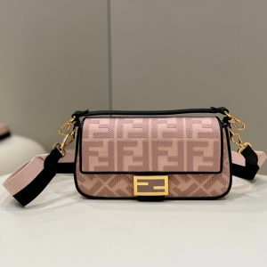 芬迪包包官網價格圖片芬迪FENDI baguette包包官方