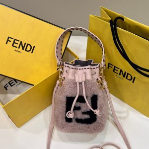 芬迪包包官網價格圖片芬迪 Fendi超卡哇伊卷毛小桶包粉