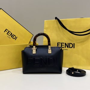 Oxford, UK Britain芬迪 Fendi By The Way Boston迷妳手袋