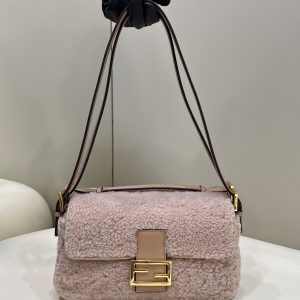 Krasnoyarsk / station Bazaikha 芬迪 Fendi羊羔毛baguette