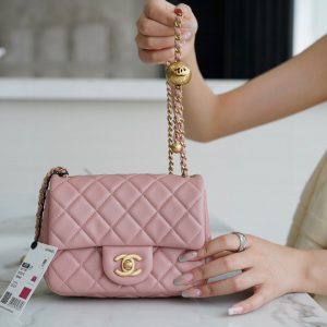 CHANEL香奈兒金球口蓋包玫瑰粉香奈兒口蓋包是什麽意思