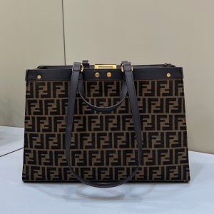 Saratov / station Trofimovskij FENDI 老花繫列 芬迪女士包包