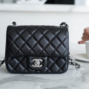 Hong Kong  CHANEL Classic Flap經典口蓋包 黑羊銀