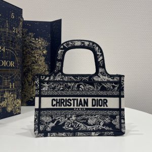 Hong Kong dior tote老虎刺繡有幾種 迪奧Tote老虎繡花繫列