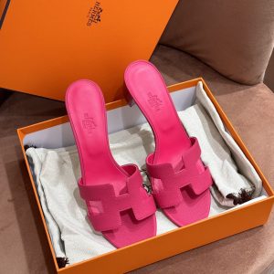 Izhewsk / station Pozim’ 愛馬仕 Hermers最新夏季高跟鞋經典玫紅