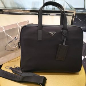 Singapore Kuala Lumpur  普拉達新款尼龍配Saffiano牛皮公文包