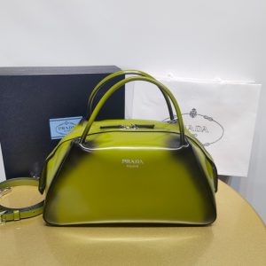 Indonesia 普拉達包包屬於什麽檔次PRADA亮面皮革手提包
