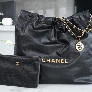 The city of London UK Britain CHANEL 新款摺紋𝟐𝟐手袋中號 黑色