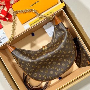 Tokyo, Japan  LV 路易威登LOOP HOBO 手袋M46311