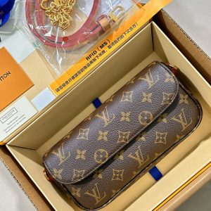 Indonesia Jakarta  LV WALLET ON CHAIN IVY 手袋 M81911