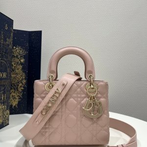 Qatar Doha 迪奧 Dior Lady戴妃四格繫列甜蜜粉迪奧包包多少錢