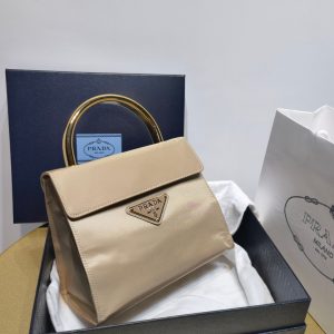 香港灣仔區 PRADA 普拉達復古翻蓋手提包小提包 普拉達包包標誌
