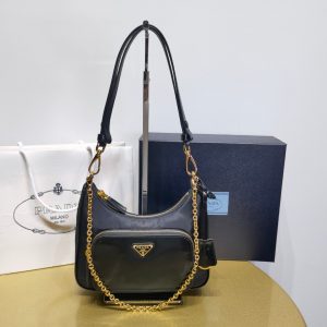 香港荃灣區 PRADA 普拉達亮面皮腋下包斜挎包 普拉達斜挎包價格