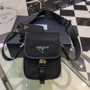 香港元朗區普拉達單肩包怎麽辨別真偽PRADA尼龍單肩包