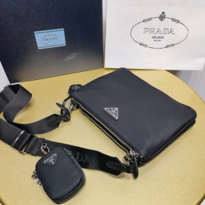 香港離島區 PRADA 普拉達新款薄型斜挎包郵差包普拉達的包包