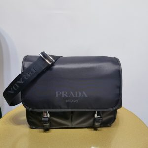 澳門半島 PRADA 普拉達時尚休閑斜挎包郵差包 普拉達郵差包