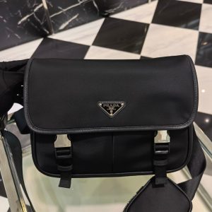 澳门花地瑪堂區 PRADA 普拉達時尚休閑斜挎包郵差包