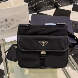 澳门大堂區 PRADA 普拉達時尚實用的斜跨包郵差包