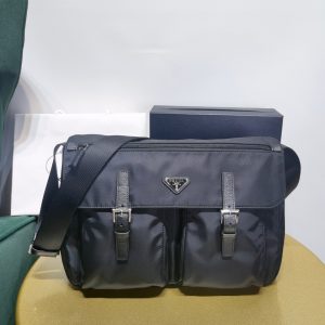 澳门嘉模堂區路環島 PRADA 普拉達新款再生尼龍斜挎包