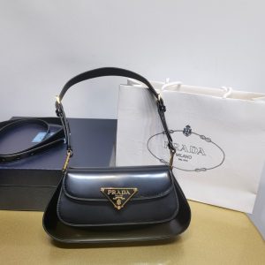 普拉達腋下包真假怎麽鑒別 PRADA新品亮面皮單肩包腋下包