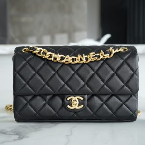 澳门氹仔島 CHANEL 23P 字母鏈條口蓋包香奈兒口蓋包多少錢