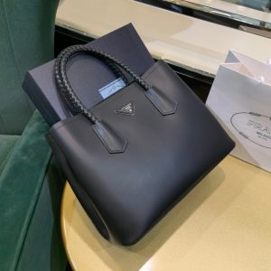 Bratsk 普拉達包包是哪個國家的品牌PRADA  Double手袋