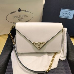 Irkutsk/ station Batarejnaja普拉達PRADA新款翻蓋斜挎包