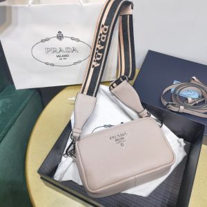 Krasnoyarsk / station Bazaikha普拉達PRADA新款女士斜挎包