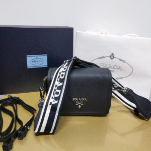 Moskwa-tov-Paw普拉達PRADA秋冬新品單肩包斜挎包