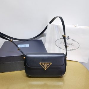 Naberezhnie Chelny / Krugloe pole PRADA秋冬新品斜挎包