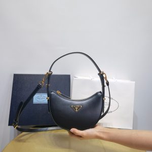 Nizhniy Tagil 普拉達PRADA新品全皮單肩斜挎包普拉達包包