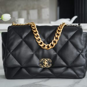 Vladivostok / station Pervaya Rechka CHANEL 19口蓋包