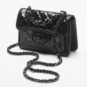 CHANEL迷妳口蓋包 亮色皺紋小牛皮與黑色金屬 黑 香奈兒