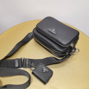 Irkutsk/ station Batarejnaja 普拉達男士Saffiano牛皮單肩包斜挎包