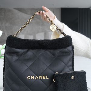Tokyo, Japan CHANEL 23b季節限定泰迪熊款  黑色 香奈兒的包
