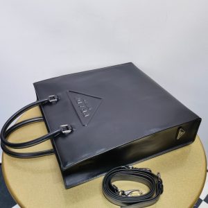 Singapore普拉達新品浮雕壓花托特包普拉達托特包圖片