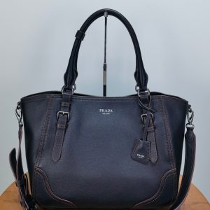 Vietnam  Hanoi   PRADA新款粒面皮柔軟托特包 普拉達男士包包的價格